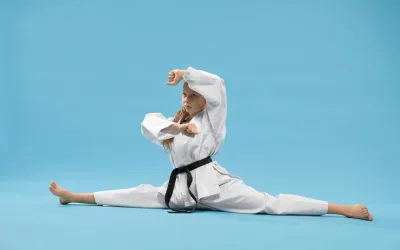 jeune fille en kimono fait le grand ecart